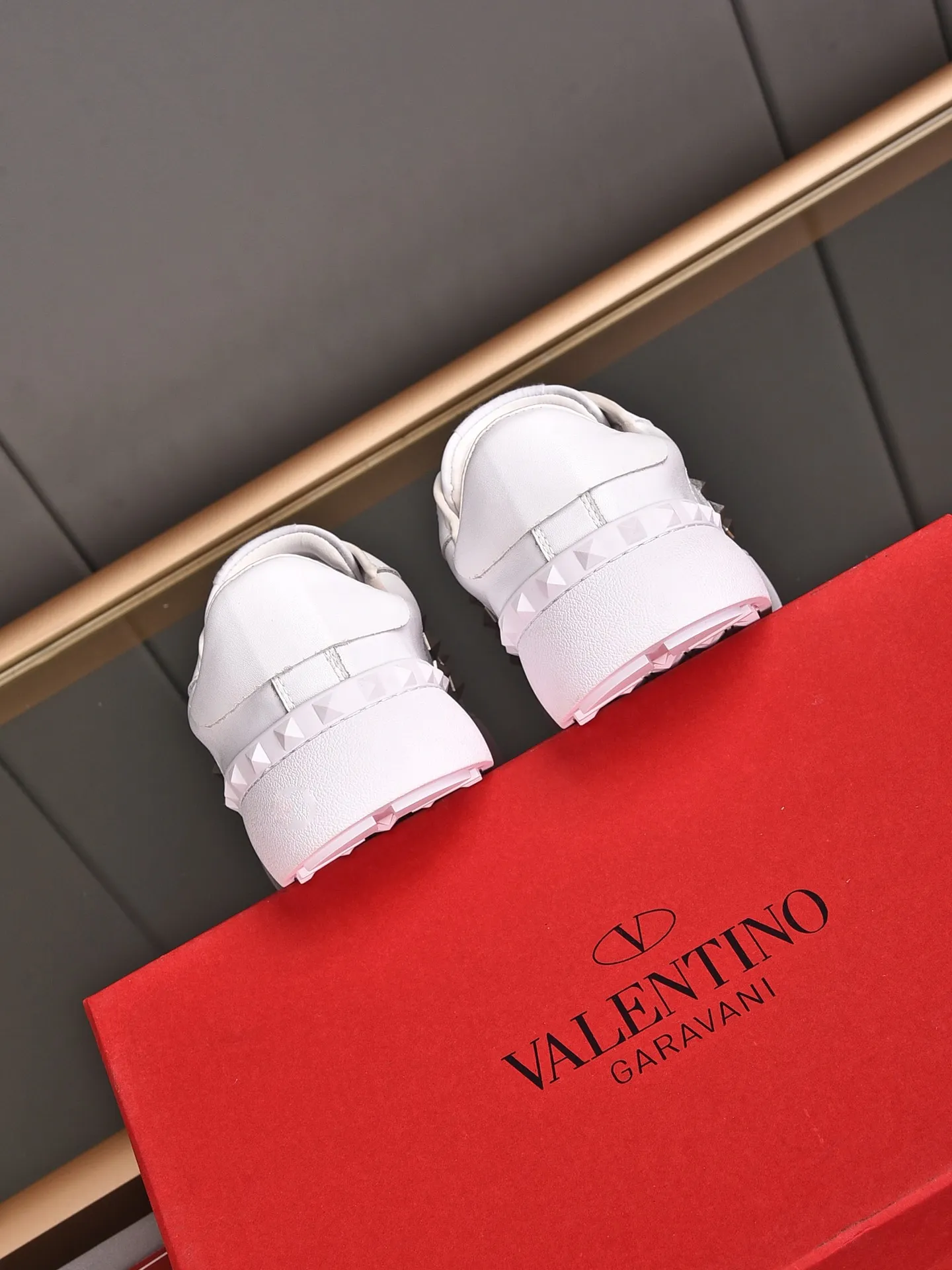 Men's shoes 440💰 (men and women couples) Valentino classic color matching series casual shoes. Made with heavy craftsmanship, good products pay attention to every detail. A must-have trendy item that can be worn all year round, it has been worn by many celebrities and Internet celebrities~~Imported cowhide surface, unique design concept, sheepskin lining, counter quality. Women’s clothing 35-40. Men’s clothing 39-44, 45-46 (returns and exchanges are not supported for custom-made items)